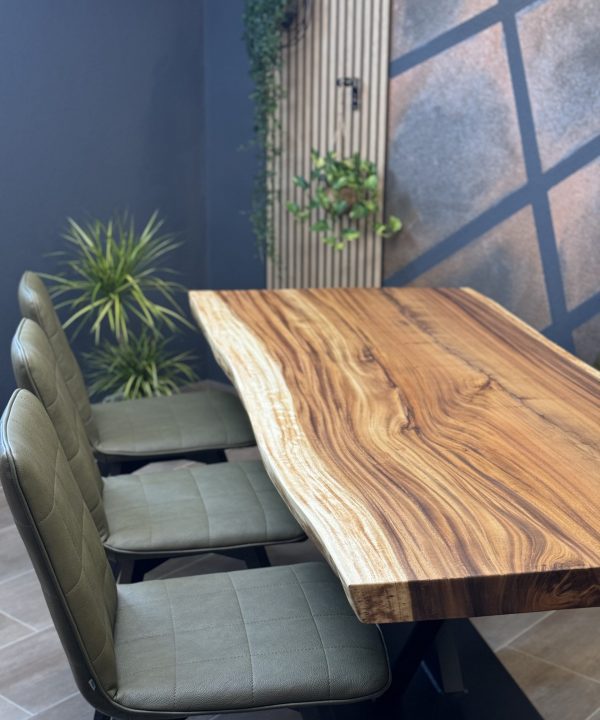 Esszimmer Tisch aus Suar