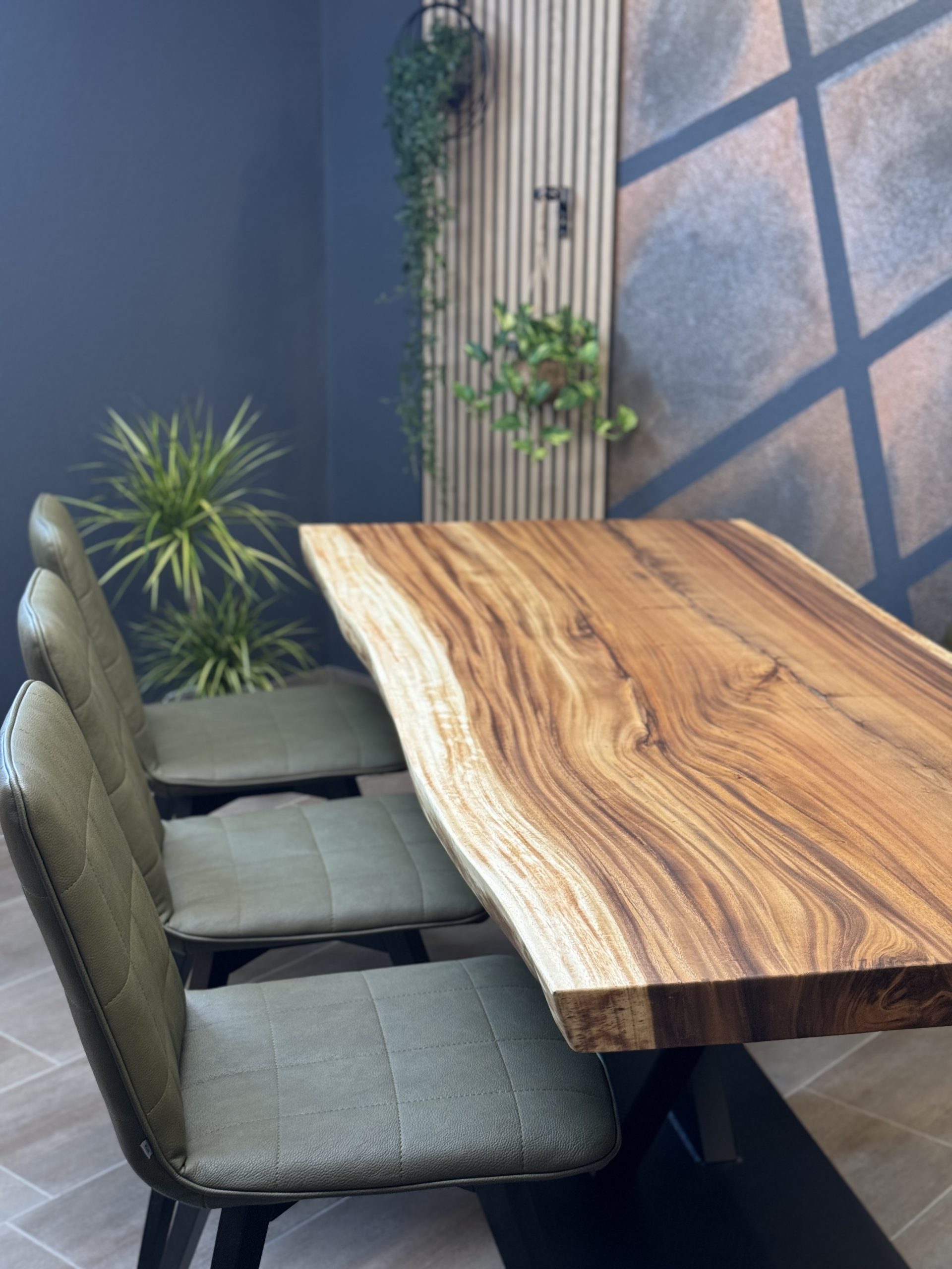 Esszimmer Tisch aus Suar